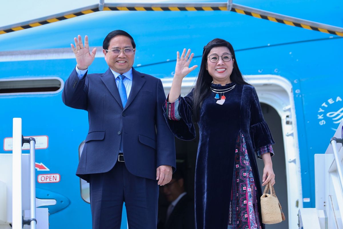 Miembro de Politburo, primer ministro Pham Minh Chinh y su esposa de Niza, comenzando un viaje de negocios en Francia. Foto: VGP