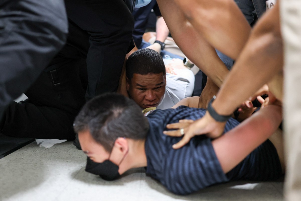Dos hombres fueron arrestados por agentes de hielo despues de la audiencia de inmigracion en Nueva York, el 6 de junio de 2025. Foto: AFP
