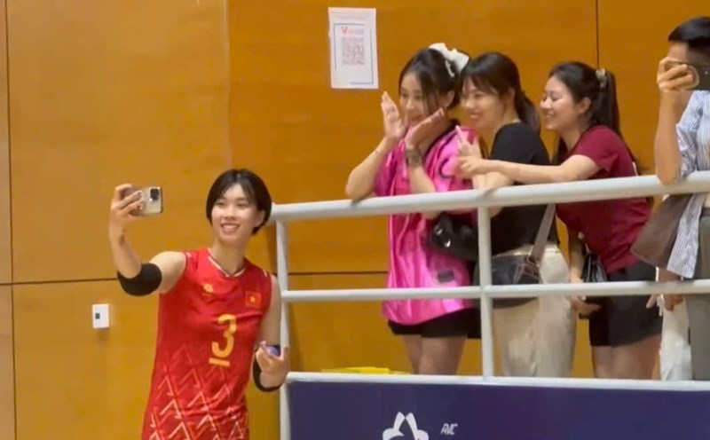 Volleyball fans take photos with striker Thanh Thuy (red shirt). Photo: Minh Phong