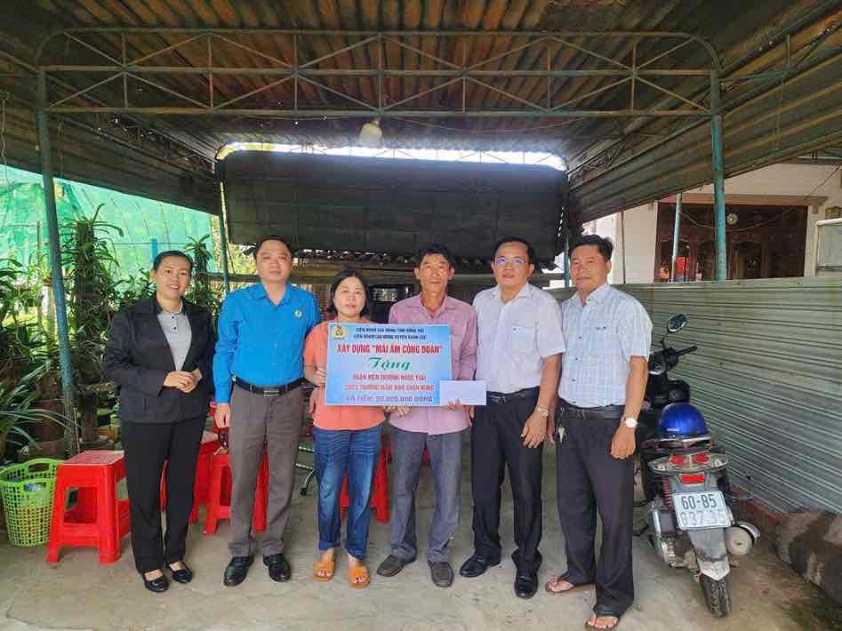 The Union presented the Union Shelter to union member Truong Ngoc Toai. Photo: Xuan Loc District Trade Union
