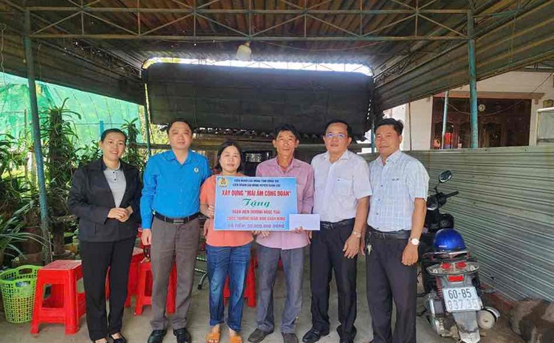 The Union presented the Union Shelter to union member Truong Ngoc Toai. Photo: Xuan Loc District Trade Union