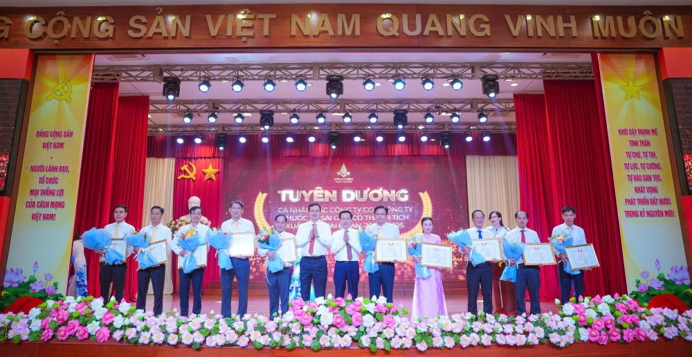 The Vietnam Tobacco Corporation Trade Union honors its workers. Photo: Minh Thuy
