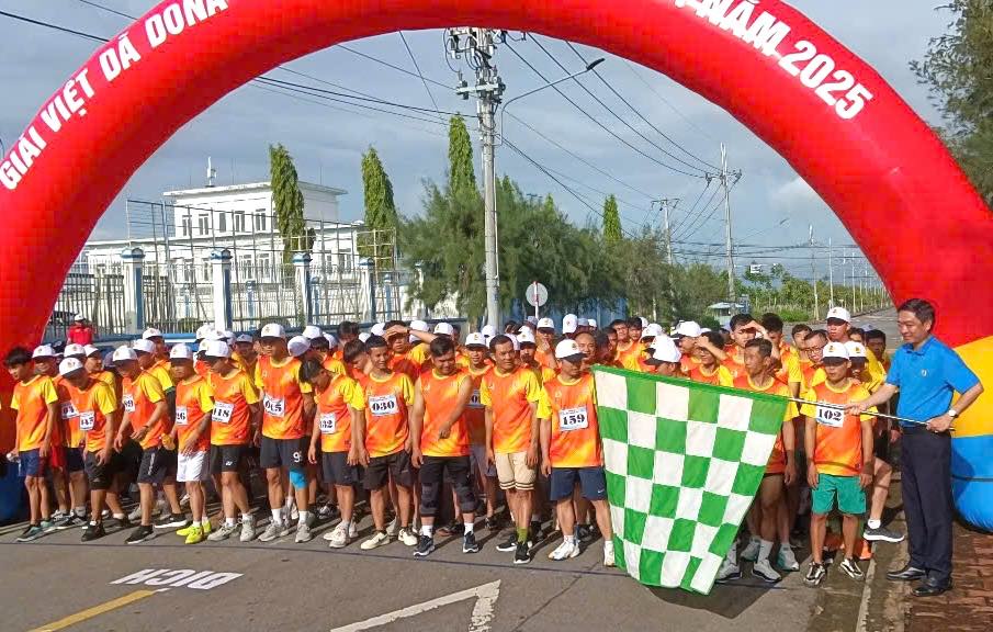 The Trade Union of Dona Standard Vietnam Shoes Co., Ltd. (Xuan Loc District) organized the first cross-court race. Photo: Provided by the Union