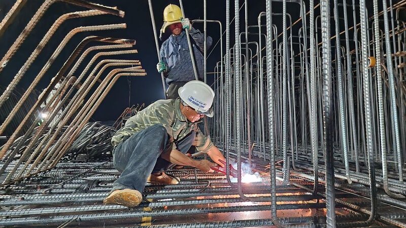 Cong nhan miet mai lam viec xuyen dem tren cao toc Quang Ngai - Hoai Nhon. Anh: Vien Nguyen
