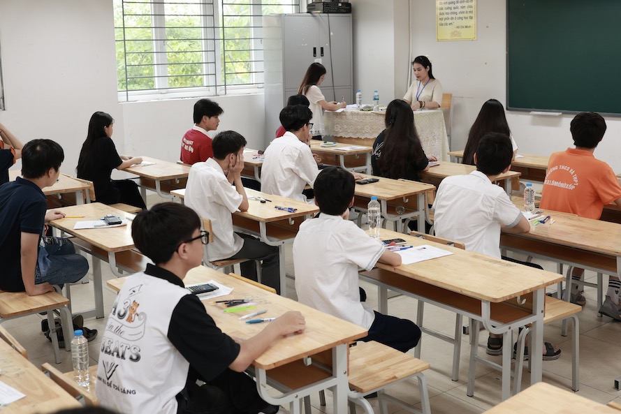 Hoc sinh lam bai du thi mon Toan, ky thi tuyen sinh vao lop 10 tai Ha Noi. Thoi gian lam bai la 120 phut. Anh: Hai Nguyen