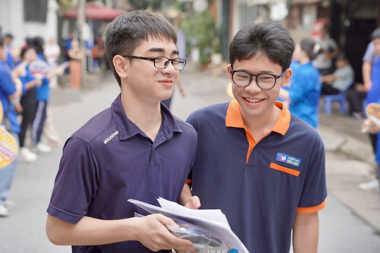 Tai diem thi Truong THPT Yen Hoa, thi sinh hao hung buoc vao lam bai thi mon Toan, cac em tu tin dat diem gioi, san sang chinh phuc uoc mo. Anh: Linh Trang 