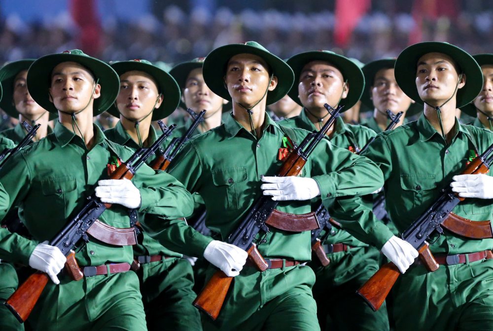 El Presidente del Consejo de Servicio Militar decidio asignar el numero de ciudadanos para solicitar y cumplir con las obligaciones de unirse a la seguridad publica del pueblo. Foto: Pham Dong
