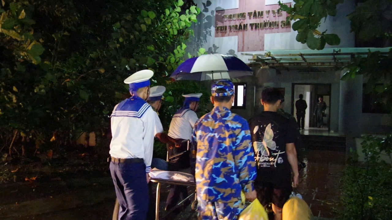 Truong Sa island military doctor performed surgery to save a fisherman from Quang Nam province with excess intestinal inflammation. Photo: Ngoc Anh