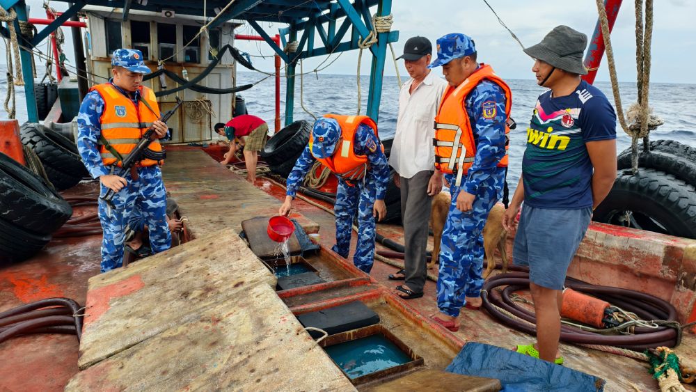 Lực lượng chức năng Bộ Tư lệnh Vùng Cảnh sát biển 4 kiểm tra tàu cá phát hiện dầu DO không có hóa đơn, chứng từ hợp pháp. Ảnh: BTL Vùng CSB4