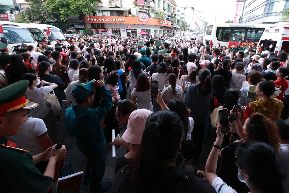 Nhieu nguoi men mo chien si Le Hoang Hiep dung chat kin khu vuc san truoc Ga Ha Noi. Anh: Hai Nguyen