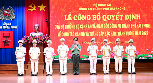 Colonel Pham Viet Dung - Deputy Director of the City Police - presented decisions on promotion and salary increase to leaders and commanders of units. Photo: Hai Phong Police