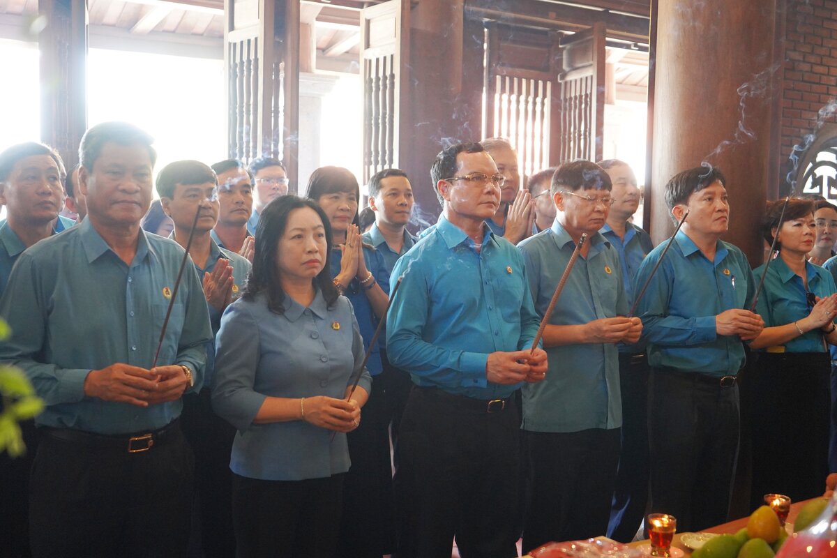 Doan dai bieu bay to long thanh kinh, tuong nho cong lao to lon cua dong chi Nguyen Duc Canh. Ảnh: Mai Dung