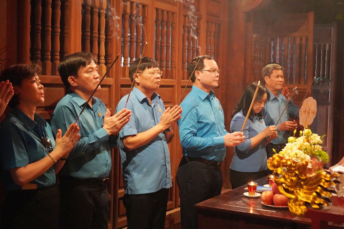 Đoàn Chủ tịch Tổng Liên đoàn Lao động Việt Nam dâng hương đồng chí Nguyễn Đức Cảnh tại nhà tưởng niệm ở Hải Phòng. Ảnh: Mai Dung