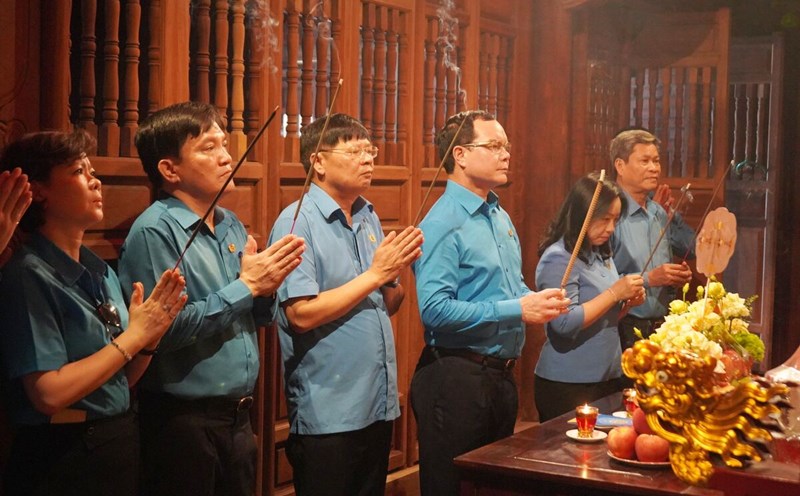 The Presidium of the Vietnam Urban Labor Federation offered incense to the urban poor Nguyen Do Canh at the house of the poor in Hai Phong. Photo: Mai Dung