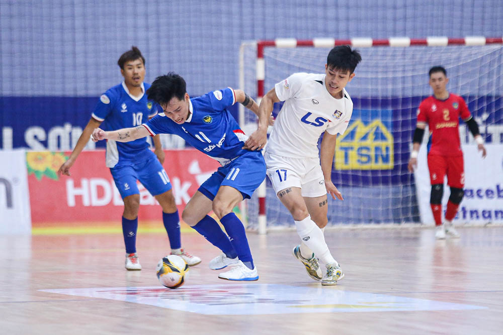 Thai Son Bac (wards) won an impressive comeback match against Sahako in the 11th round of the 2025 National Futsal Championship. Photo: VFF