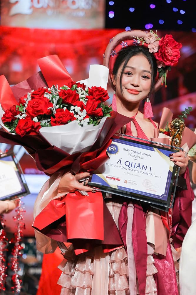 Nu ca si tung gay chu y