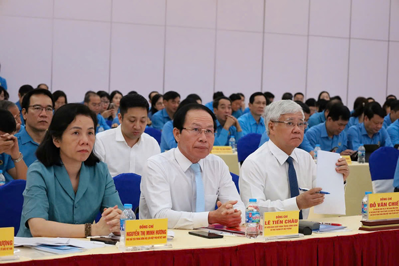 Sr. Do Van Chien - Miembro del Politburo, Secretario del Comite Central del Partido, Secretario del Comite del Partido del Frente Patrichland, organizaciones de masas centrales, presidente del Comite Central del Frente de la Paterna de Vietnam, asistio a la conferencia (mas o mas, a la derecha). Foto: Mai Dung