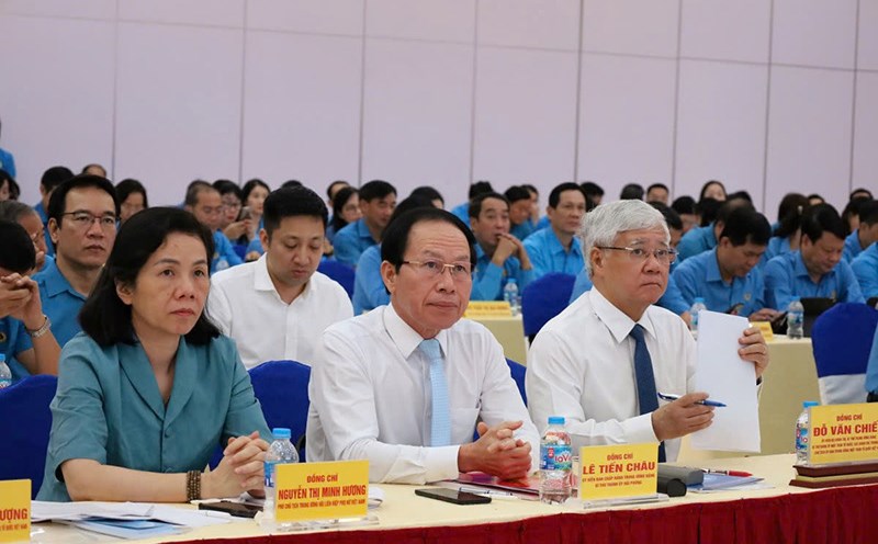 Comrade Do Van Chien - Politburo member, Secretary of the Party Central Committee, Secretary of the Party Committee of the Fatherland Front, Central organizations, Chairman of the Central Committee of the Vietnam Fatherland Front - attended the conference (farth, right). Photo: Mai Dung