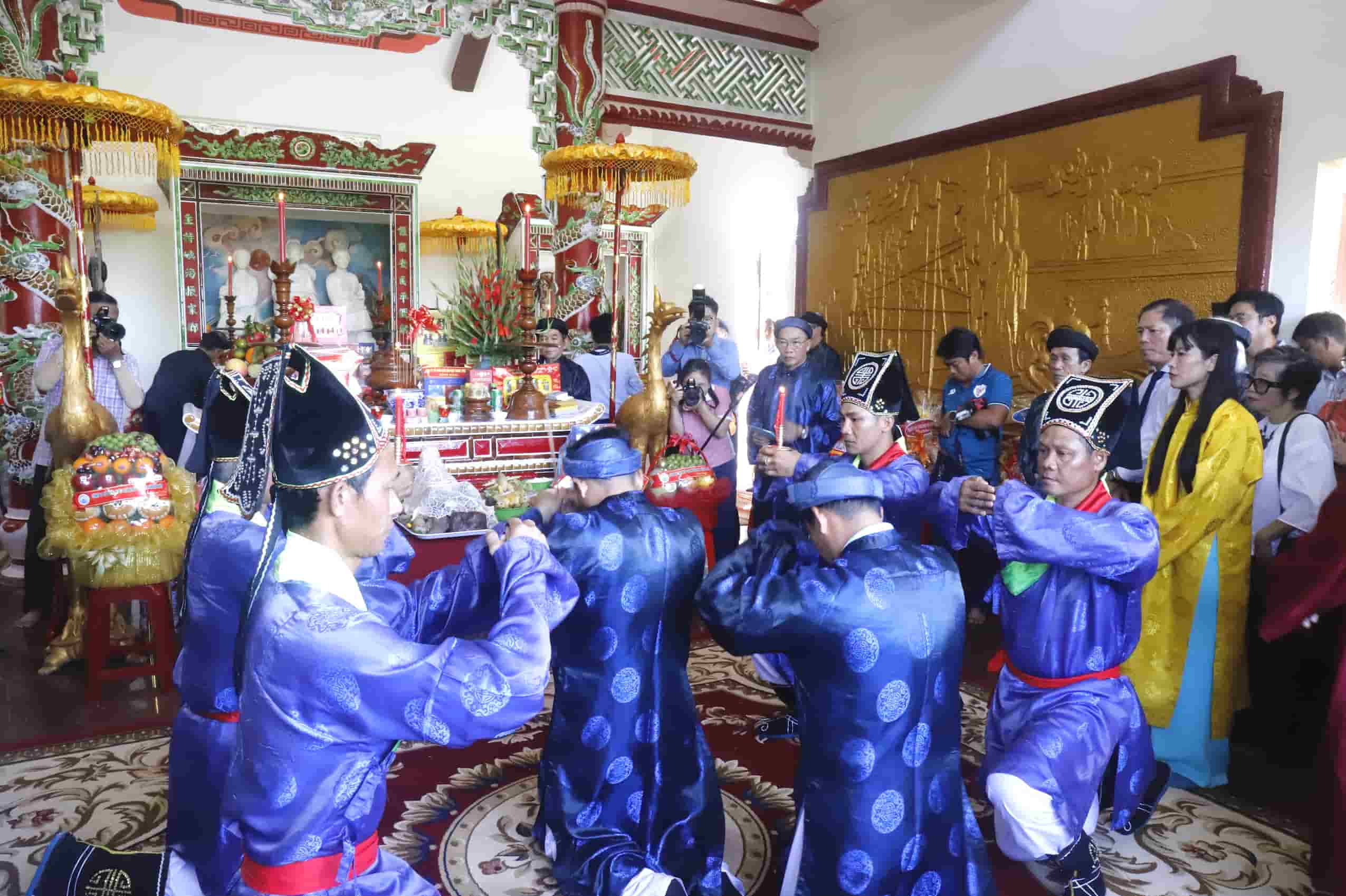 Hinh anh tai Le hoi Yen sao Khanh Hoa tren dao Yen. Anh: Huu Long