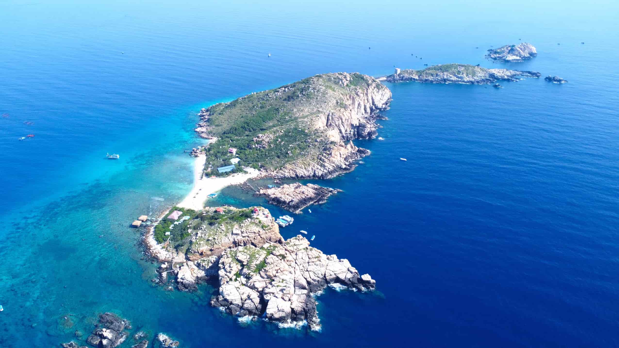 Yen Island is an island with thousands of bird nests. Photo: Huu Long