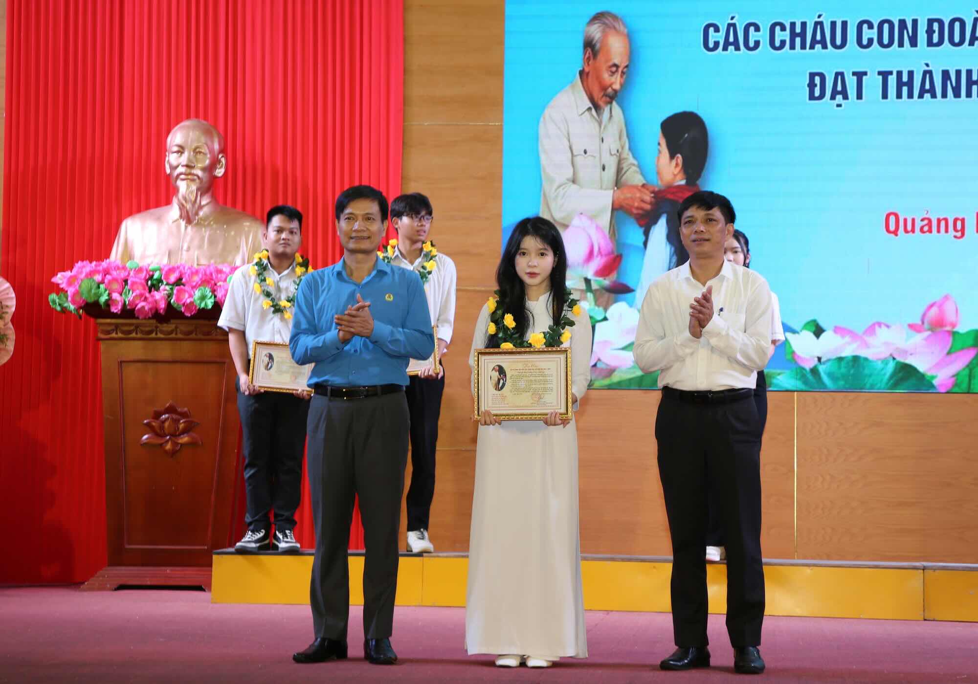 Học sinh được tuyên dương tại buổi lễ. Ảnh: Công Sáng