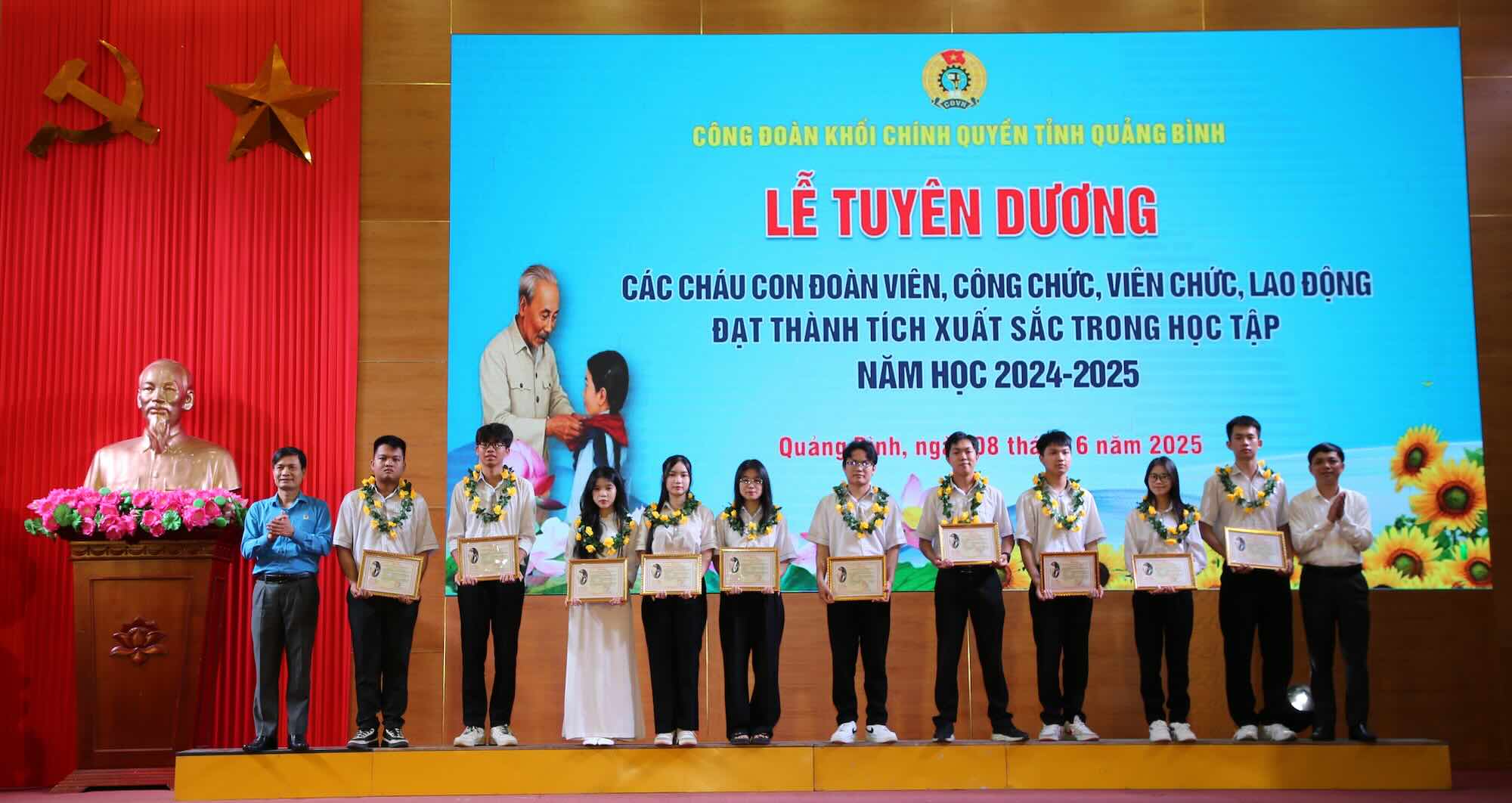 Students with high achievements are honored. Photo: Cong Sang