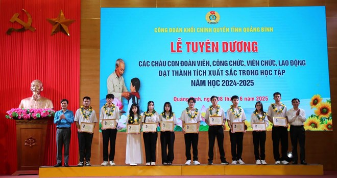 Hơn 200 học sinh Quảng Bình được tuyên dương, khen thưởng