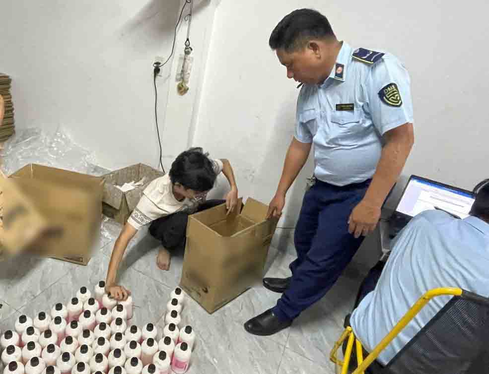 Market management forces inspect and temporarily detain a large quantity of cosmetics of unknown origin and origin being offered for sale on social networks. Photo: Provided by the Ho Chi Minh City Market Management Department