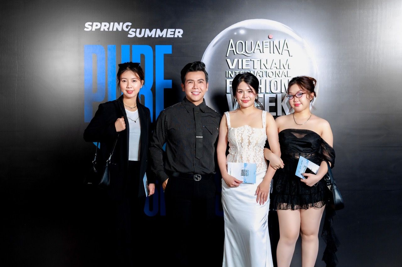 NTK Dang Trong Minh Chau, chu nhan cua BST “Ao anh” la mot trong nhung nguoi den kha som tai tham do Aquafina Vietnam International Fashion Week 2025 dem thu 3.  Anh chon cho minh 1 thiet ke den toi gian nhung khong kem phan lich su, hao hung chup hinh cung nhung vi khach quy cua minh  