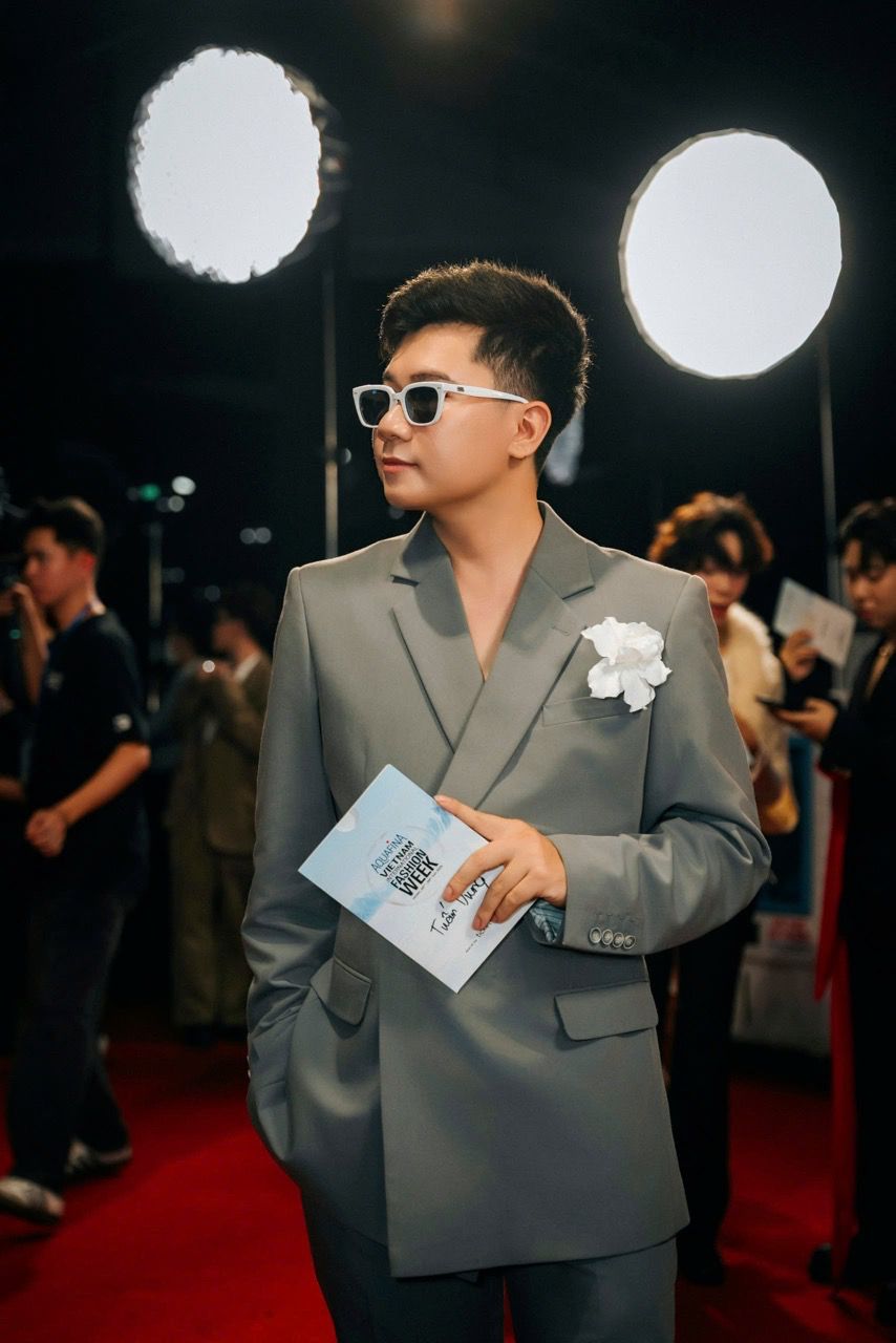 Chu de cua Tuan le Thoi trang Quoc te Viet Nam (AVIFW 2025) la “Ban sac tao phong cach”, cang tro nen y nghia trong ky nguyen ma AI dang lan san manh me vao truyen thong, thuong hieu va ca tham my.  