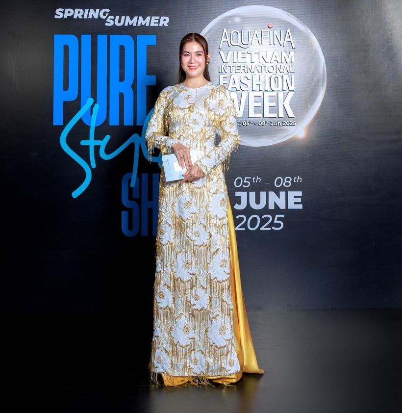 Dien vien Kha Ly xuat hien thanh lich trong ta ao dai trang anh vang sang trong. Thiet ke duoc nhan nha boi nhung duong theu hoa van noi cau ky va phan ta bay bong, giup nu dien vien toat len ve dep yeu kieu  