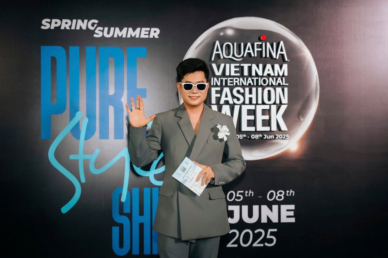 Vietnam International Fashion Week 2025 buoc vao mua thu 19, danh dau thap ky thu hai voi tinh than “Ban sac tao phong cach” su hien dien cua nhieu nghe si, nhung guong dinh dam lang thoi trang, truyen thong trong do co dao dien Jos Tuan Dung, thoi trang khong chi la quan ao, ma la dau an, tuyen ngon nhan hieu.  