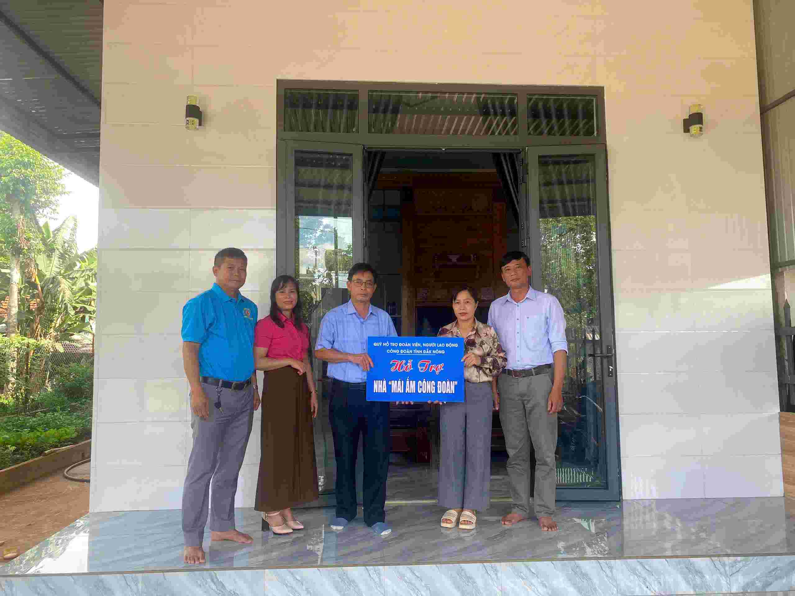 Representative of the Dak Mil District Labor Federation presented the Trade Union Shelter to Mr. Bui Dang Nghia - a union member of Nguyen Du High School. Photo: Hong Viet