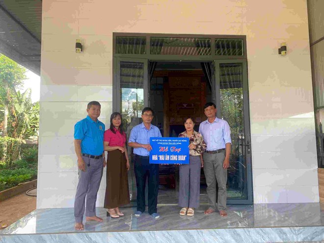 Trao tặng 2 căn nhà Mái ấm Công đoàn cho đoàn viên khó khăn ở huyện biên giới Đắk Mil
