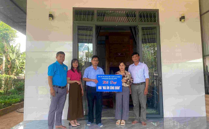 Representative of the Dak Mil District Labor Federation presented the Trade Union Shelter to Mr. Bui Dang Nghia - a union member of Nguyen Du High School. Photo: Hong Viet