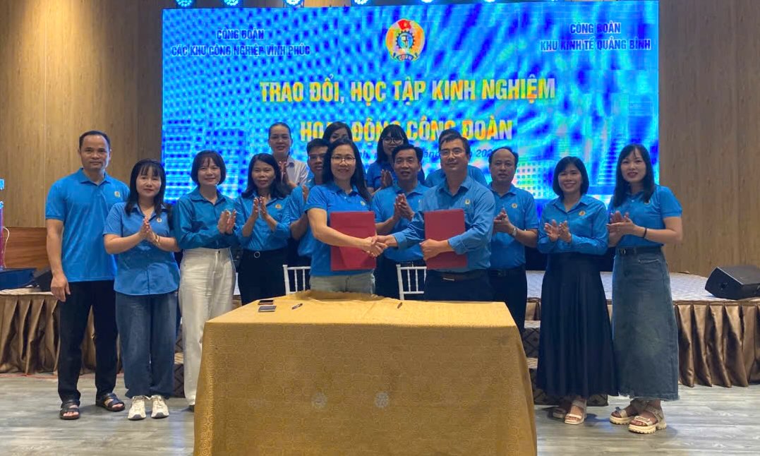 El sindicato de la Zona Economica de Quang Binh firmo un programa para coordinar con el sindicato de zonas industriales de Vinh Phuc. Foto: Xuan Thinh