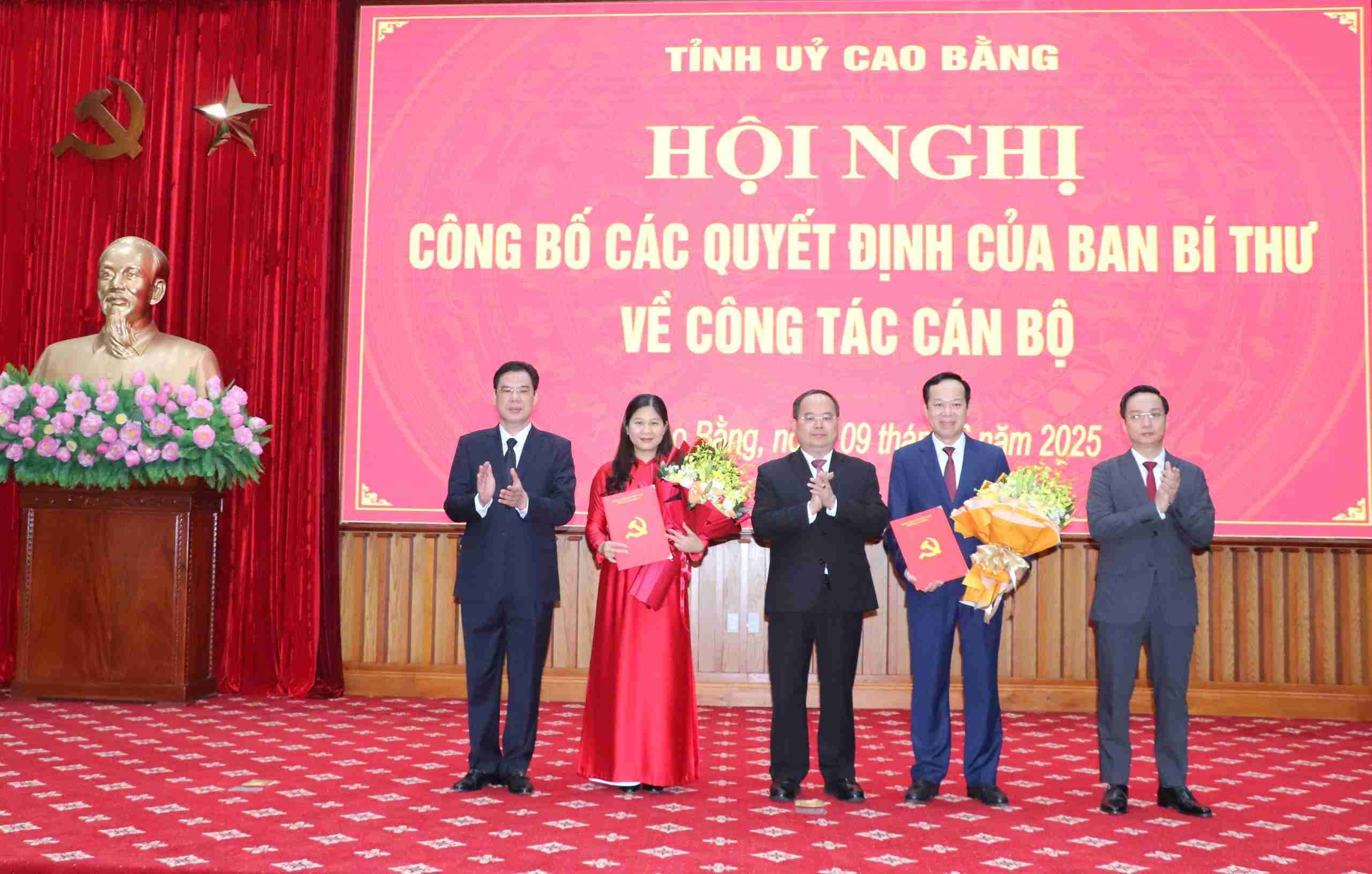 El Sr. Vu Dinh Quang (segundo, derecha) recibio la decision de unirse al Comite Permanente del Comite del Partido Provincial de CAO Bang. Foto: El Hien