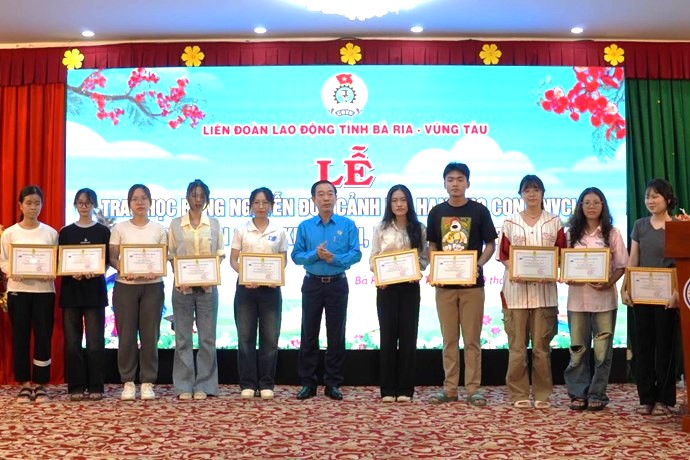 Mr. Le Van Hoa - Chairman of the Provincial Federation of Labor awarded Nguyen Duc Canh scholarship to students in 2024. Photo: Thanh An
