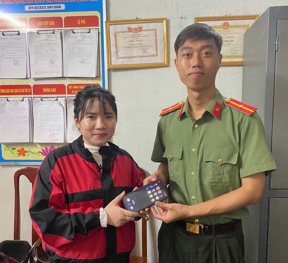 The authorities returned the phone to the person who dropped it. Photo: Quang Binh Police