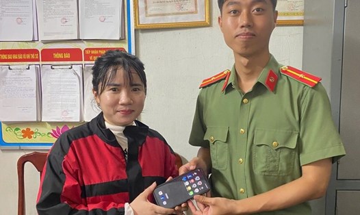Lực lượng chức năng trao trả điện thoại cho người đánh rơi. Ảnh: Công an Quảng Bình