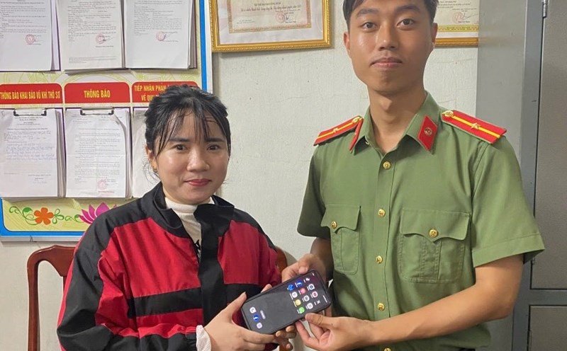 The authorities returned the phone to the person who dropped it. Photo: Quang Binh Police