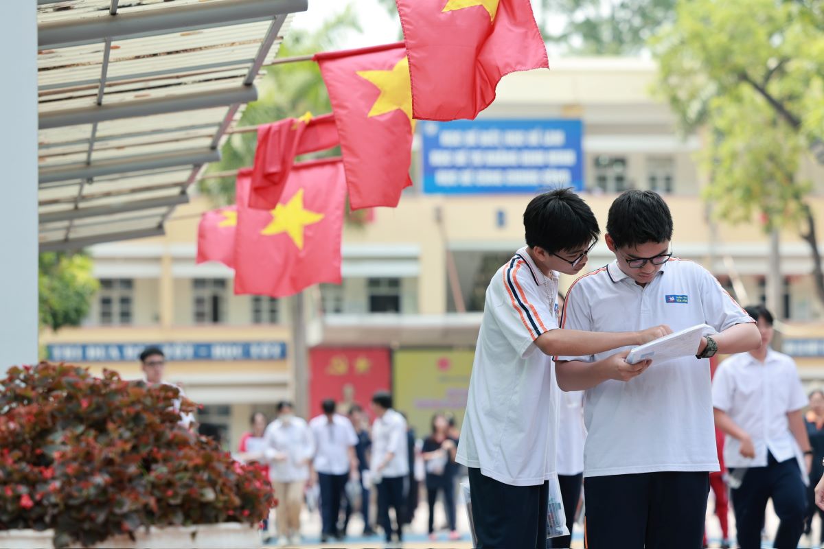 Thi sinh phan khoi sau khi hoan thanh bai thi mon Toan sang 8.6. Anh: Hai Nguyen