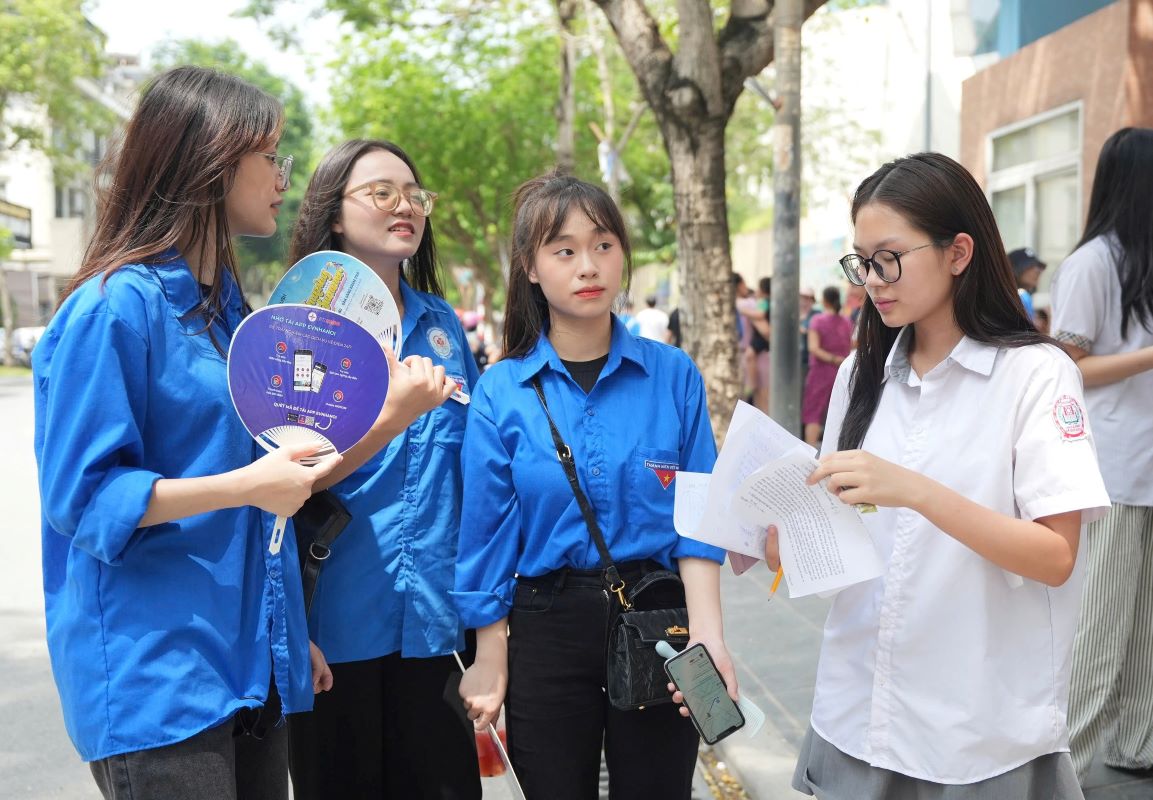 Em Mai Le Bao Phuong (ao trang) sau khi ket thuc gio thi mon Toan. Anh: Huu Chanh