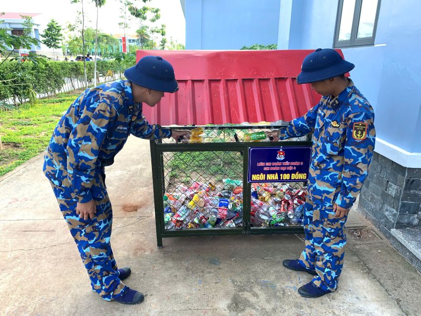 Mo hinh “Ngoi nha 100 dong” duoc cac doan vien tich cuc thuc hien o Trung tam Huan luyen. Anh: Van Duong