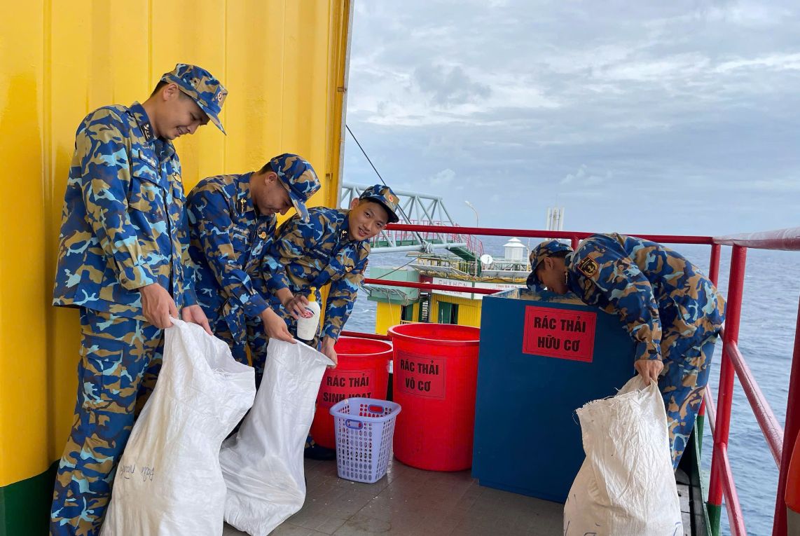 Viec phan loai rac tren cac nha gian DK1 duoc duy tri nen nep. Anh: Van Duong