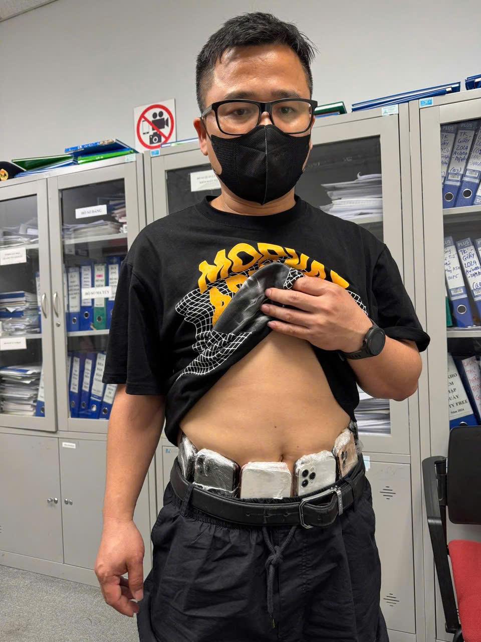 Hành khách giấu iPhone trong vali, quanh người để né khai báo hải quan. Ảnh: Hải Quan