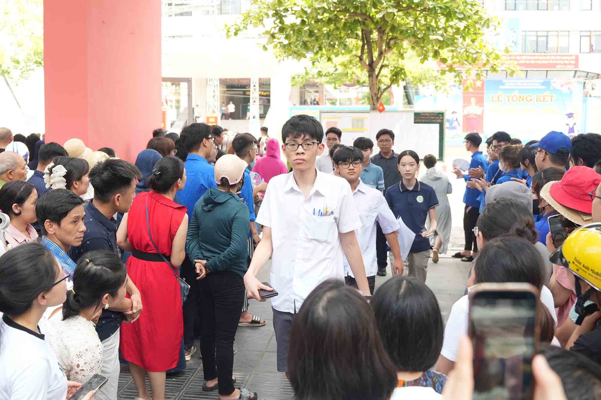 Cac thi sinh du thi tai diem thi Truong THCS My Dinh 1 hoan thanh bai thi mon Toan, sang 8.6. Anh: Huu Chanh