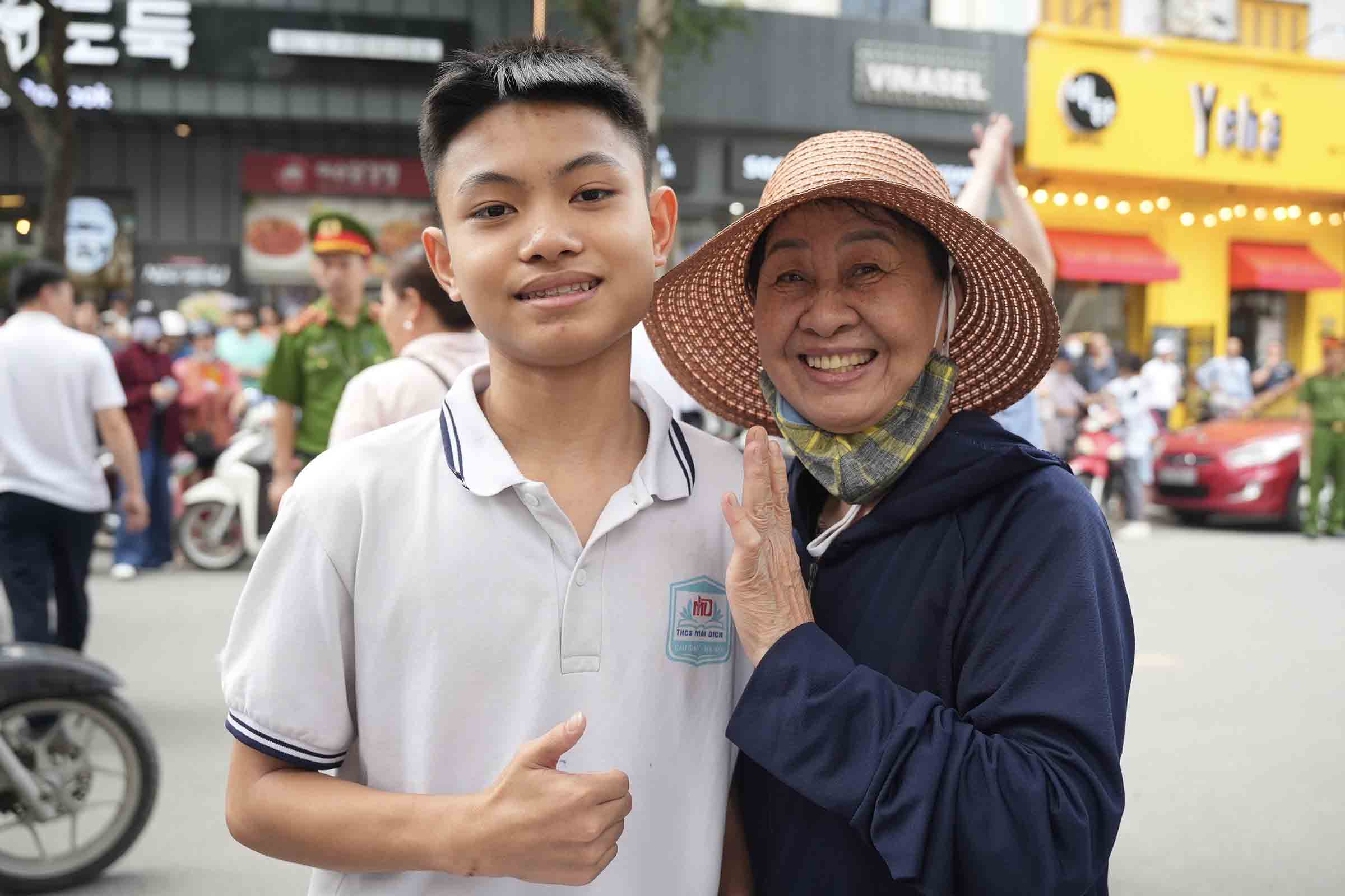 Ba noi cho Tuan Minh truoc cong Truong THPT My Dinh 1 sau khi em ket thuc bai thi cuoi cung ky thi lop 10 THPT cong lap. Anh: Huu Chanh