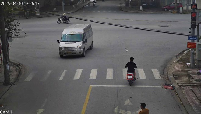 El auto paso la luz roja que se enfrio en Bac Giang. Foto: Policia de Bac Giang