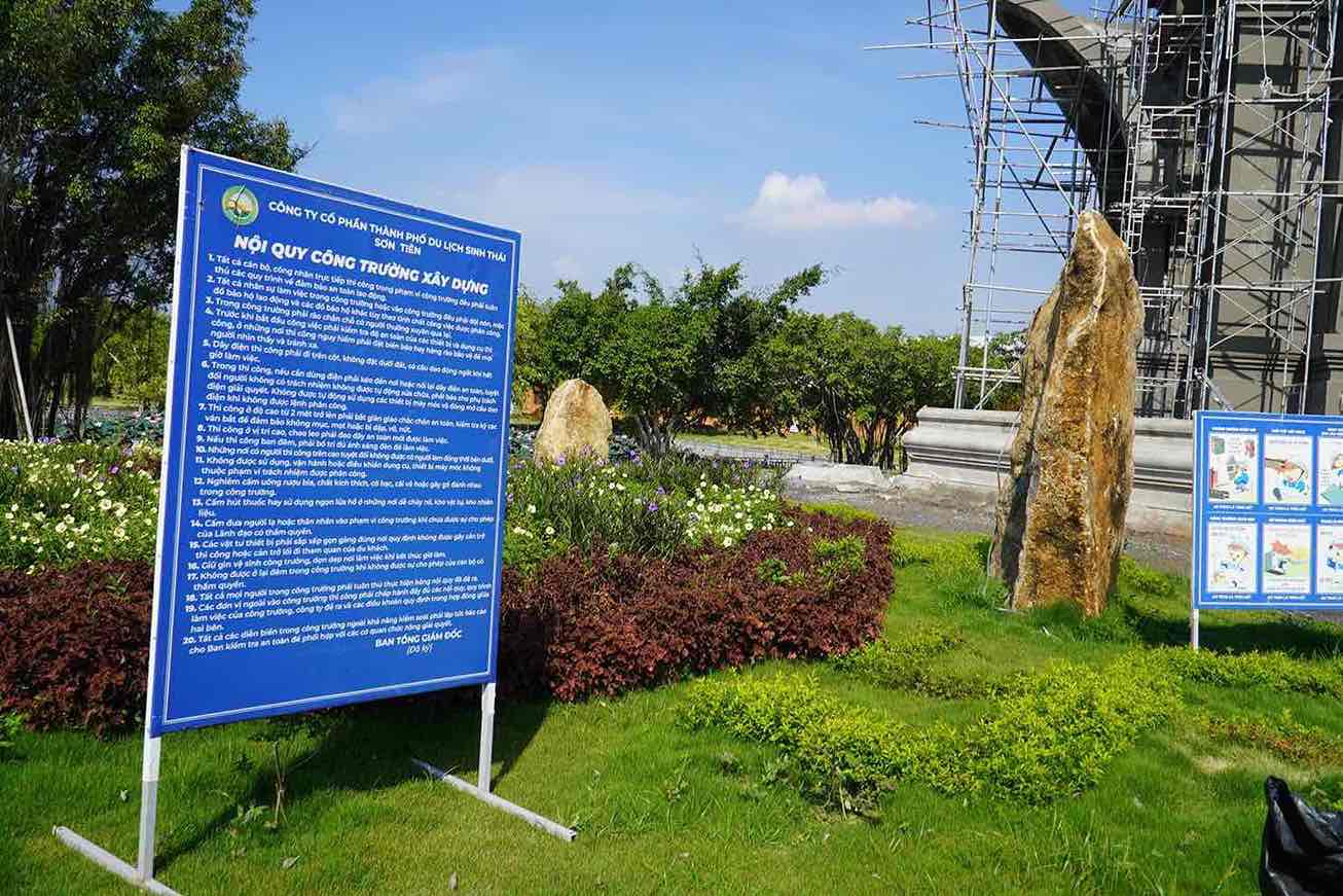 Bien ghi noi quy cong trinh xay dung dat ben trong Khu du lich Son Tien. Anh  chup ngay 27.4.2025. Anh: HAC
